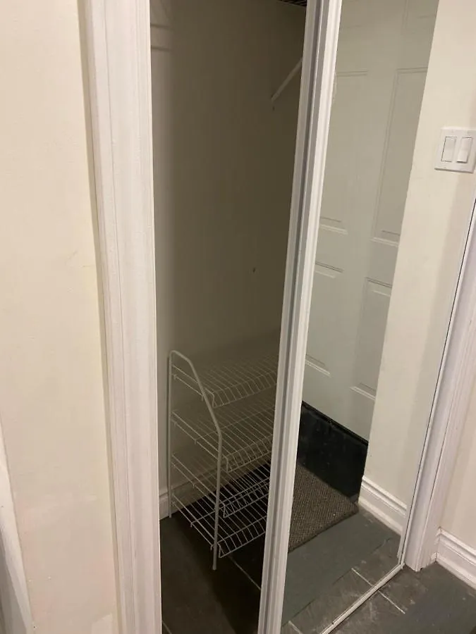 Beautiful Lower Level 2 Bedroom Aprt 토론토 아파트