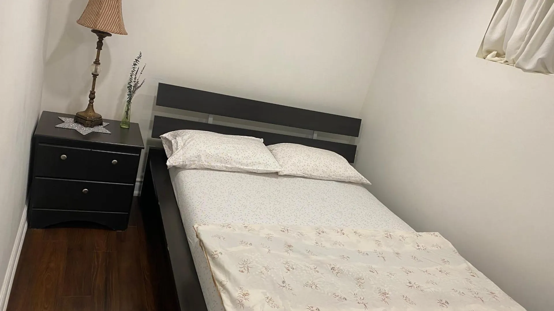 Beautiful Lower Level 2 Bedroom Aprt 토론토 아파트